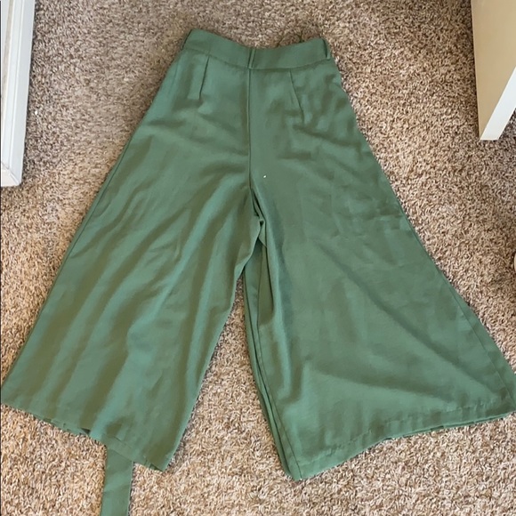 Emerald Green Pleated Pants - Picture 4 of 5